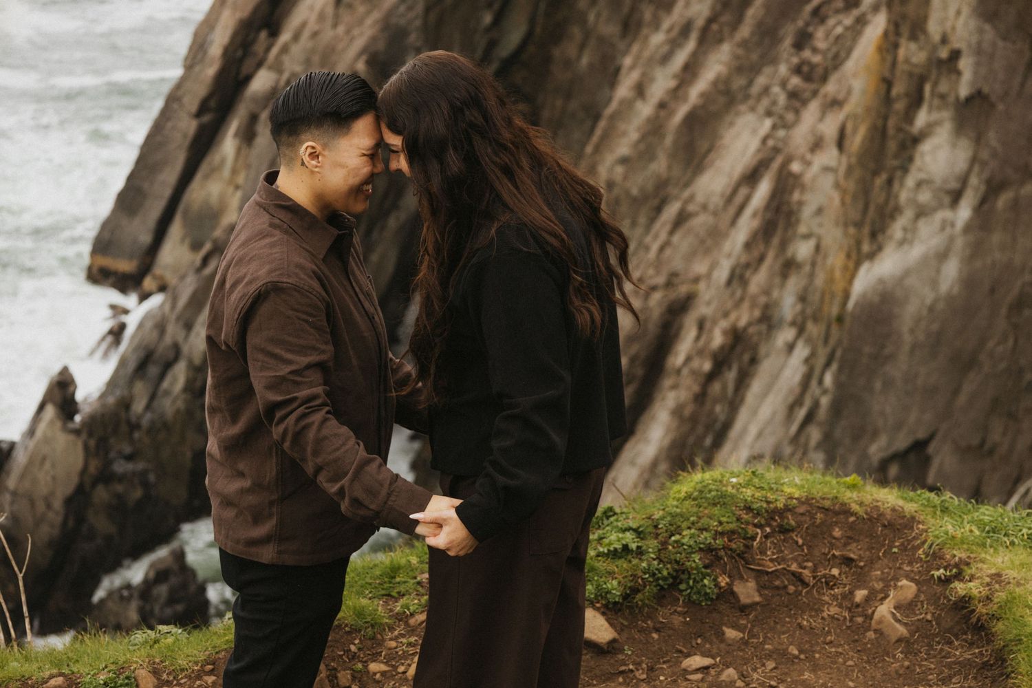 Elk Flat's Trailhead in Oregon, Photographer documents  a proposal into engagements of WLW couple from California.