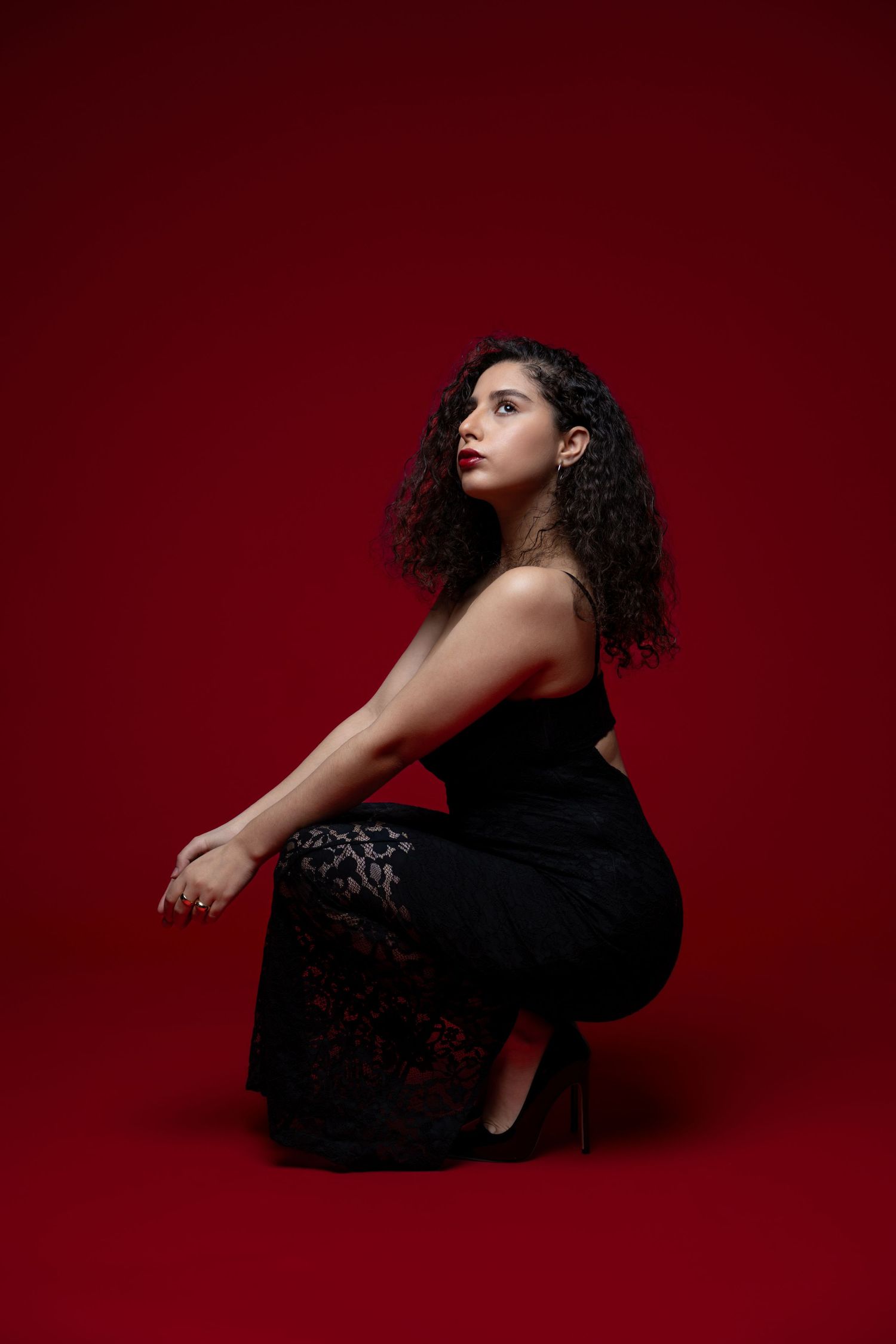 modèle féminin, mode, fond rouge, studio