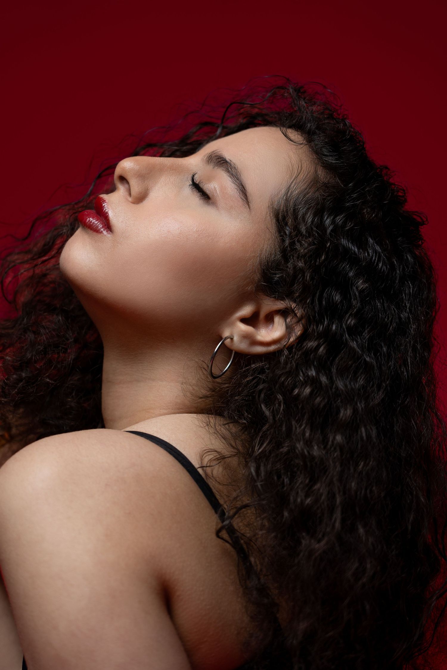 modèle féminin, mode, fond rouge, studio