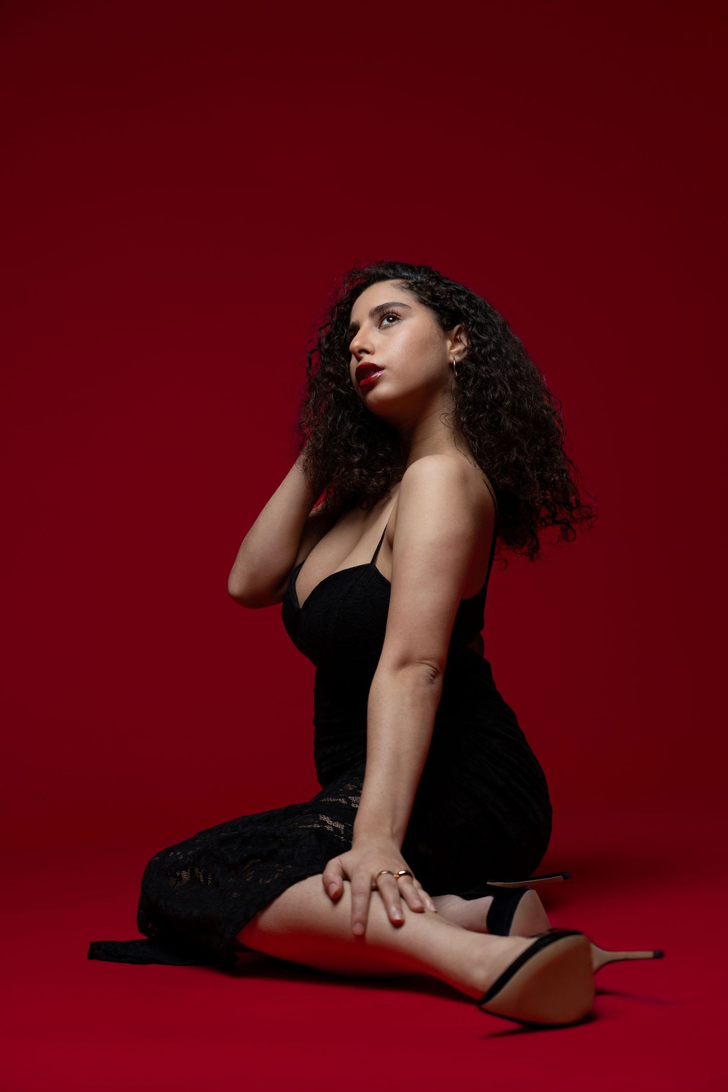 modèle féminin, mode, fond rouge, studio