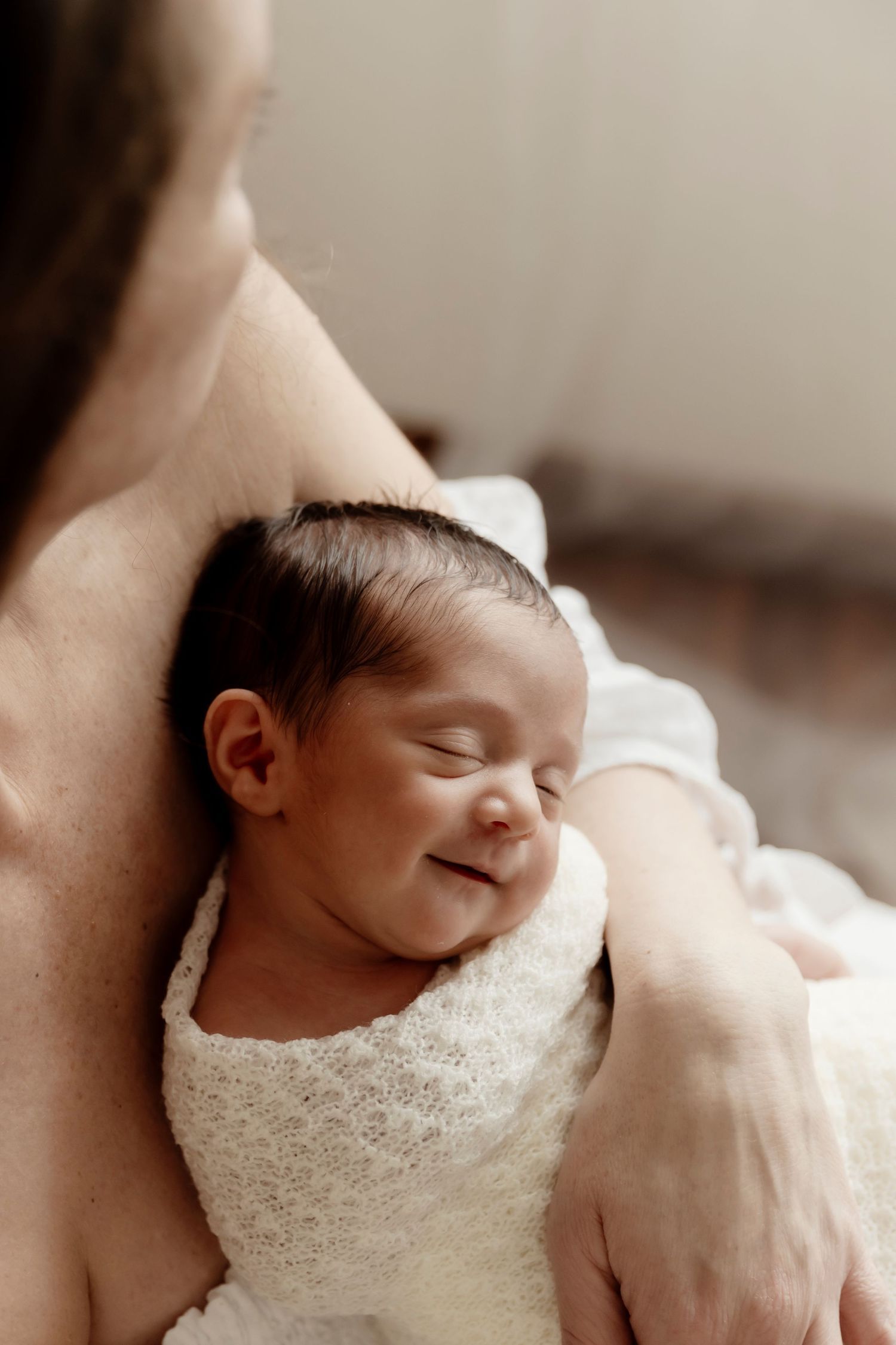 Mother and newborn skin-to-skin moment captured by North Shore newborn photographey