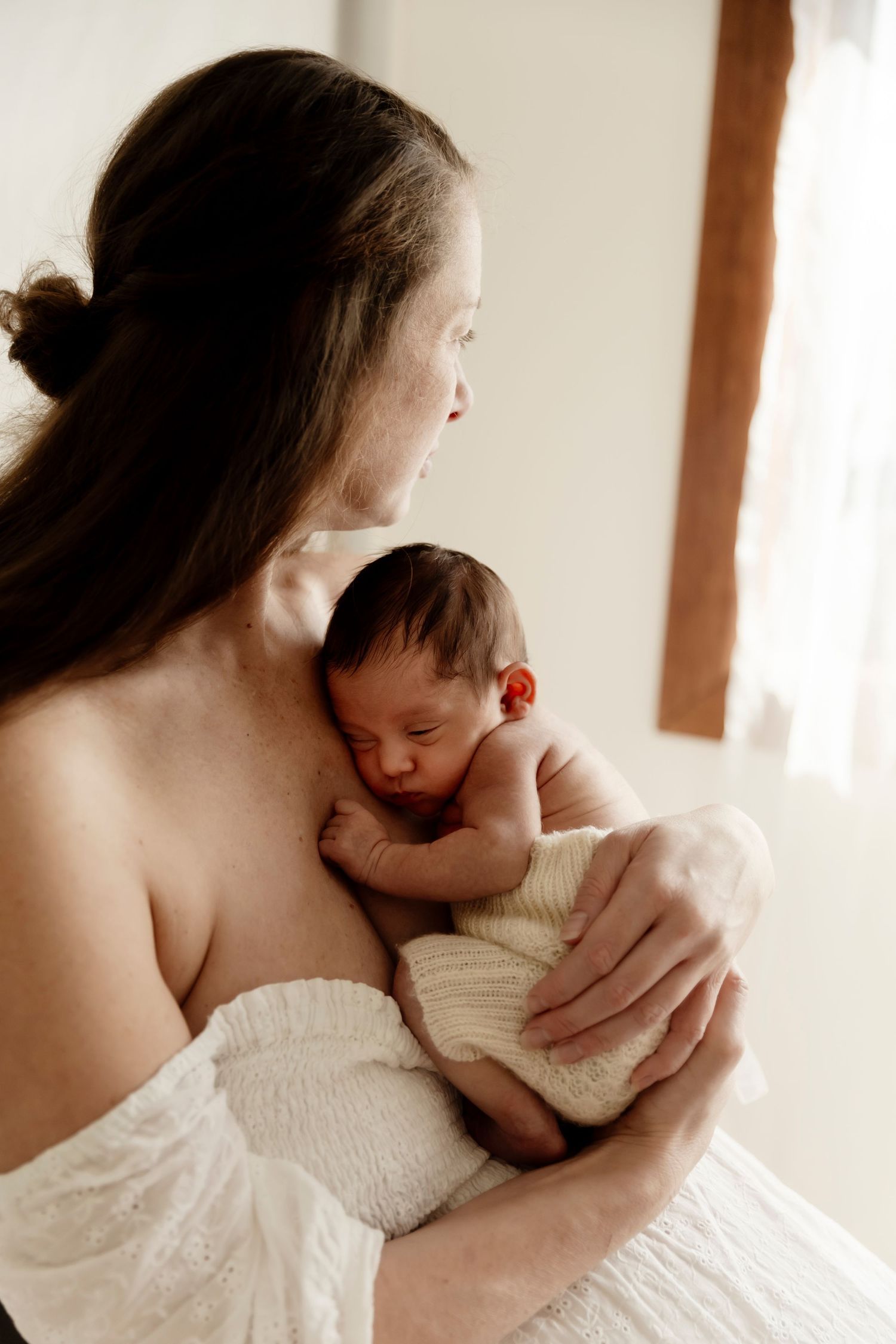 Mother and newborn skin-to-skin moment captured by North Shore newborn photographer