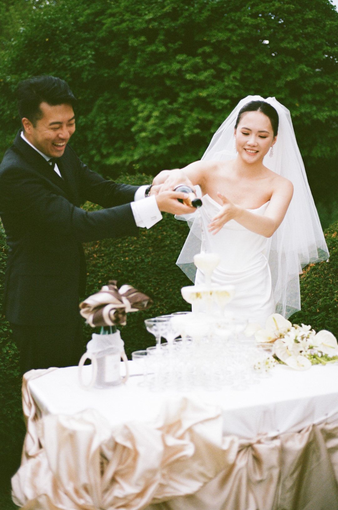 Vintage Brautkleid, Hochzeitsfotograf Schloss Vollrads, hochzeitsfotograf frankfurt, Italien Hochzeit, beste Hochzeitsfotografin Europa