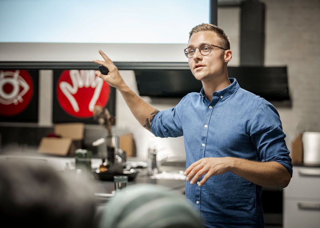 Erhvervsfotografering af teammøde i virksomhed, dokumentarisk stil