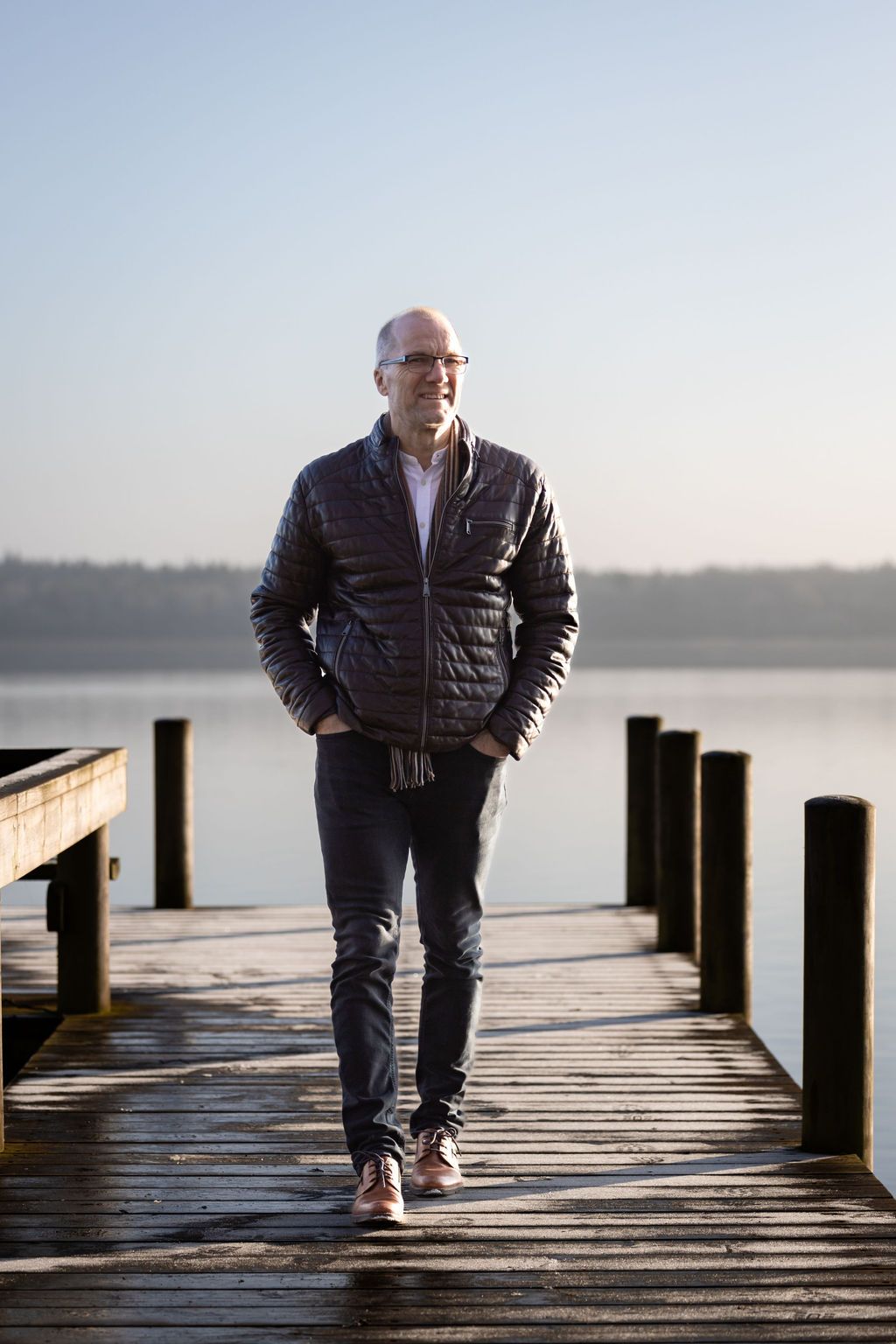 Brandingfotograf i Silkeborg og Viborg – portræt ved sø med naturligt lys