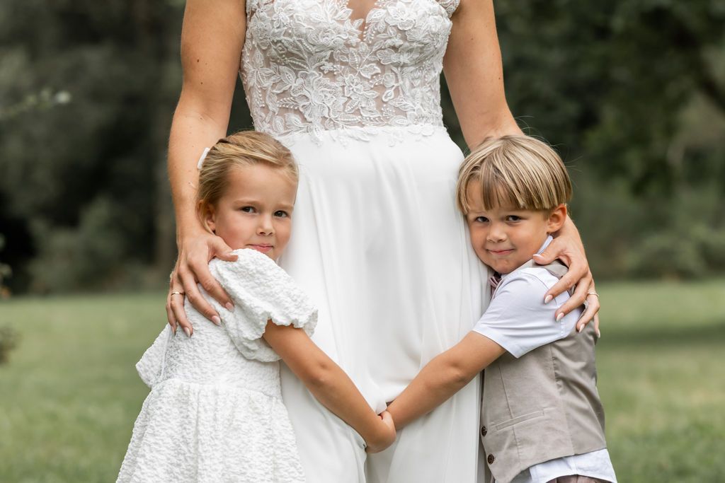 Bryllupsfotografering i Bjerringbro med børn – varme og tidløse farver