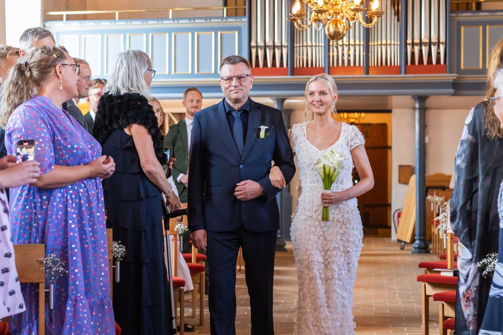 Brud går op ad kirkegulvet med sin far i Jylland, stemningsfuldt øjeblik