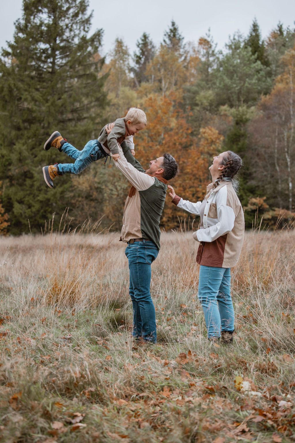 Udendørs familiefotografering i Bjerringbro – familie i skoven