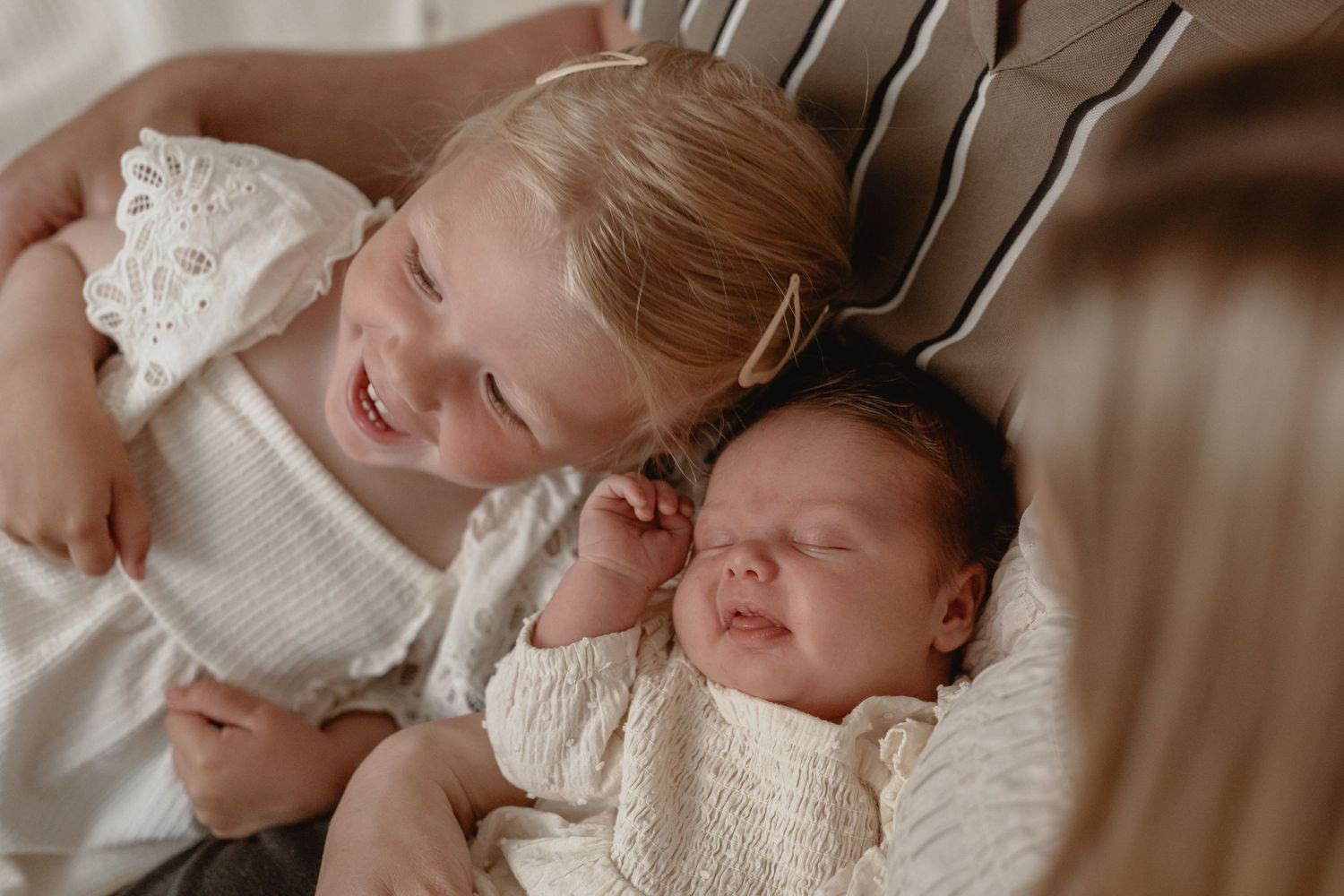 Nyfødtbilleder i studie – søskende med baby i Bjerrinbgbro
