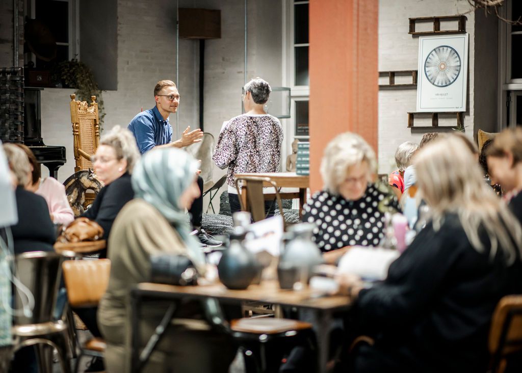 Eventfotografi med fokus på mennesker og interaktion i virksomheden. Fotograf i Silkeborg.