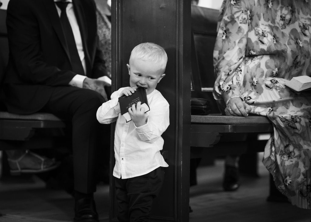 Dokumentarisk billeder med ægte smil- bryllupsfotograf Viborg