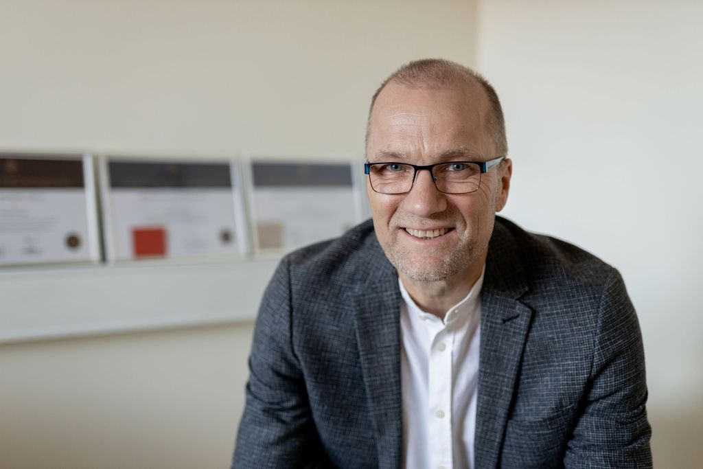 Portrætfotograf i Silkeborg og Randers – afslappet business portræt i kontor