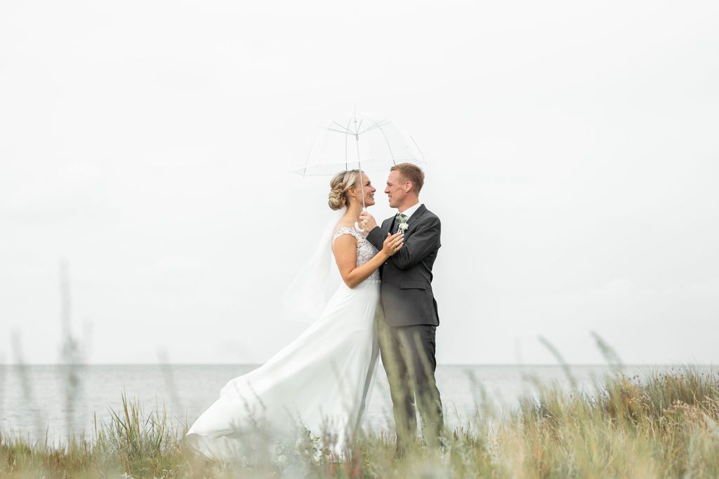 Brudepar i Aarhus – naturlig bryllupsfotografering