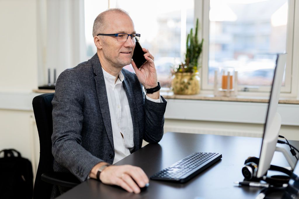 Branding billeder i kontormiljø med fokus på kommunikation og troværdighed