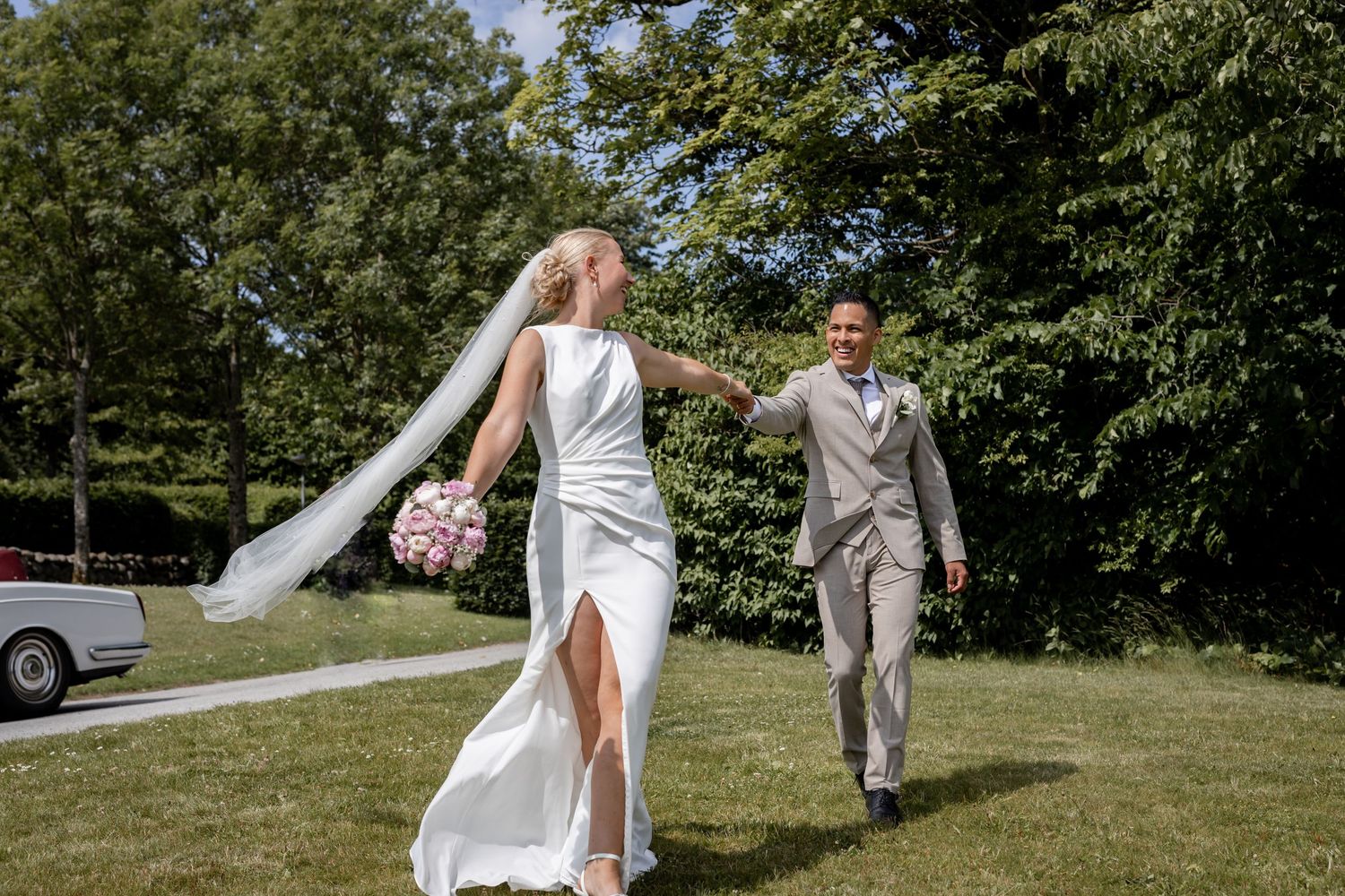 Uopstillede billeder fra heldagsbryllup i Jylland