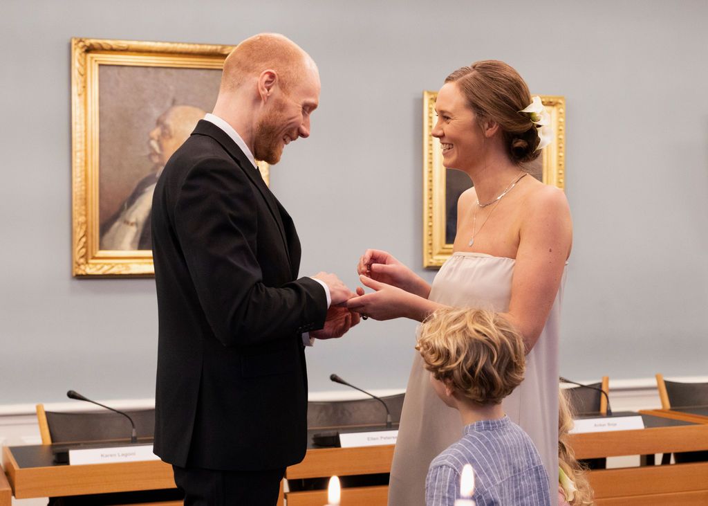Brudepar i stille øjeblik indendørs, dokumentarisk bryllupsfotograf