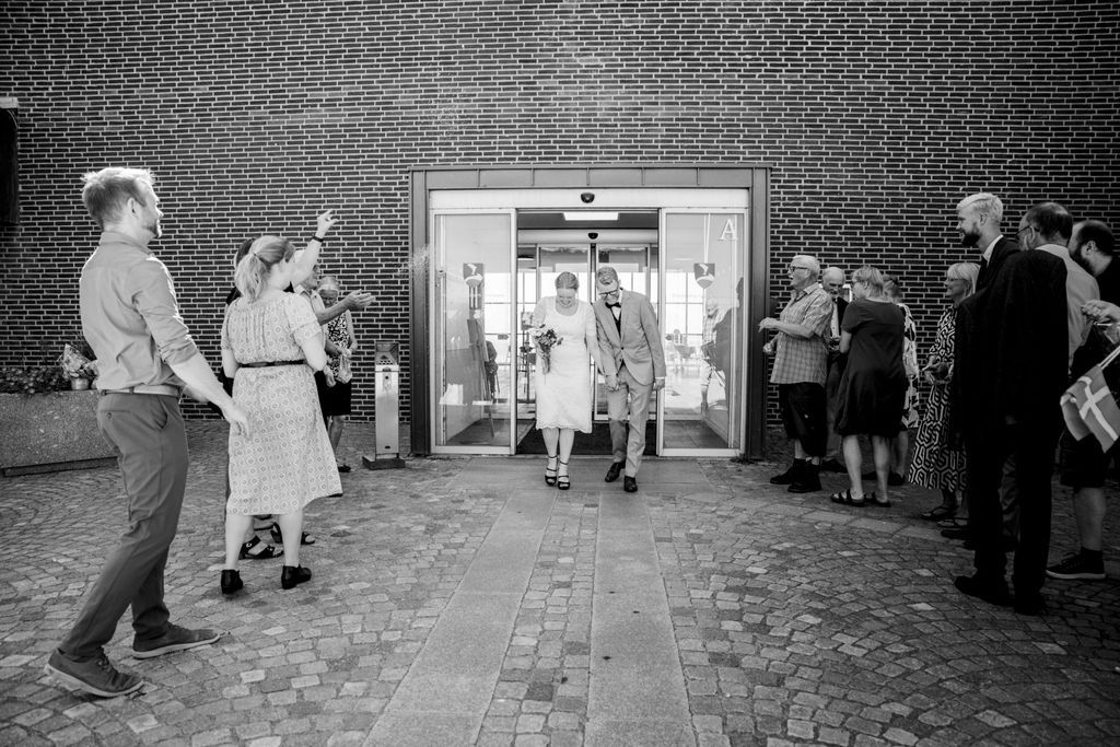 Brudepar i restaurant med udsigt, moderne bryllupsfotografering i Aarhus