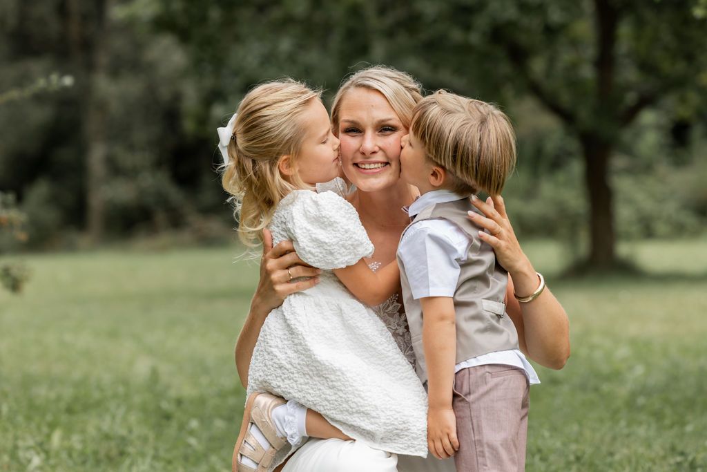 Afslappet bryllupsfotografering med børn i Hadsten
