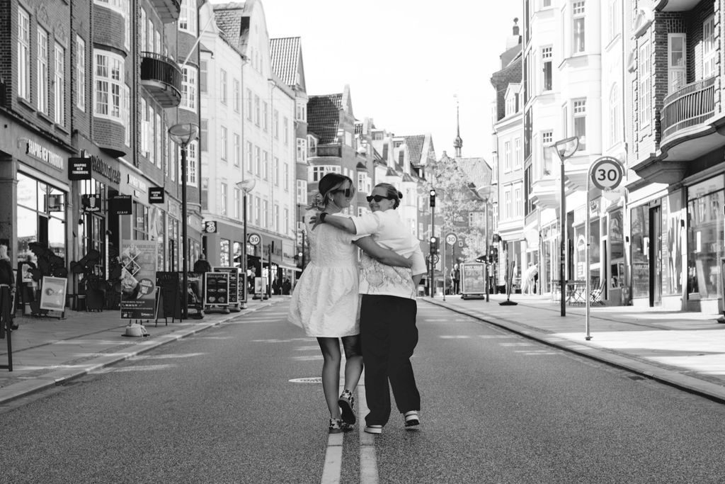 Brudepar med solbriller i Aarhus, afslappet og moderne bryllupsfotografering
