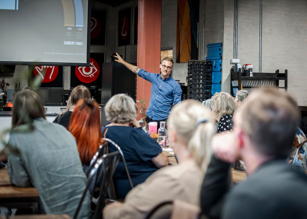 Medarbejdere i samtale, autentisk virksomhedsfotografi i Jylland