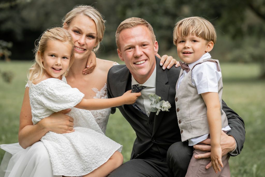 Børn sammen med brudepar i Aarhus, bryllupsfotografering Jylland