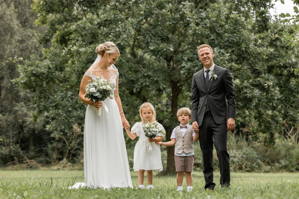 Børn og familie ved bryllup i Hadsund, fotograf Østjylland