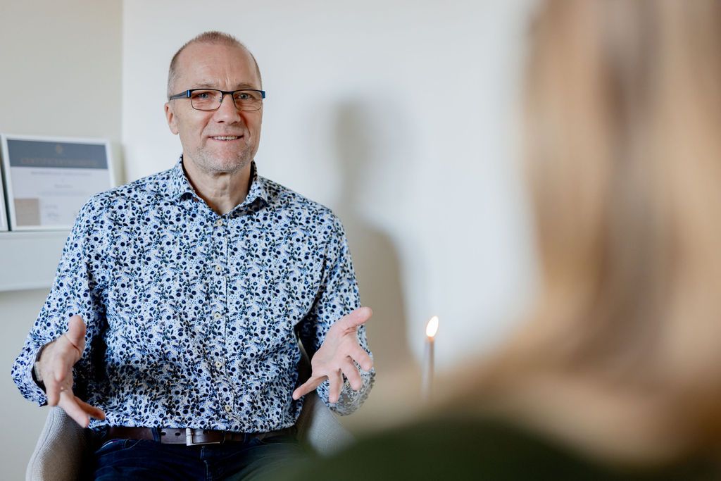 Brandingfotograf i Aarhus og Viborg – medarbejder i samtale under møde