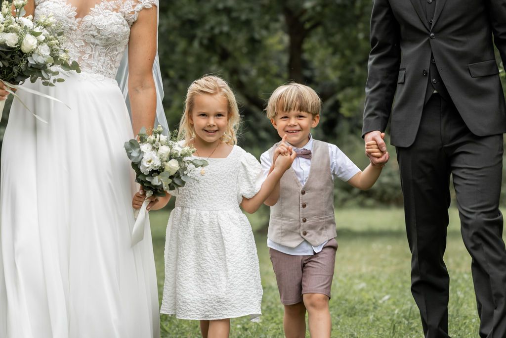 Bryllupsfotografering med børn i Silkeborg – leg og bevægelse