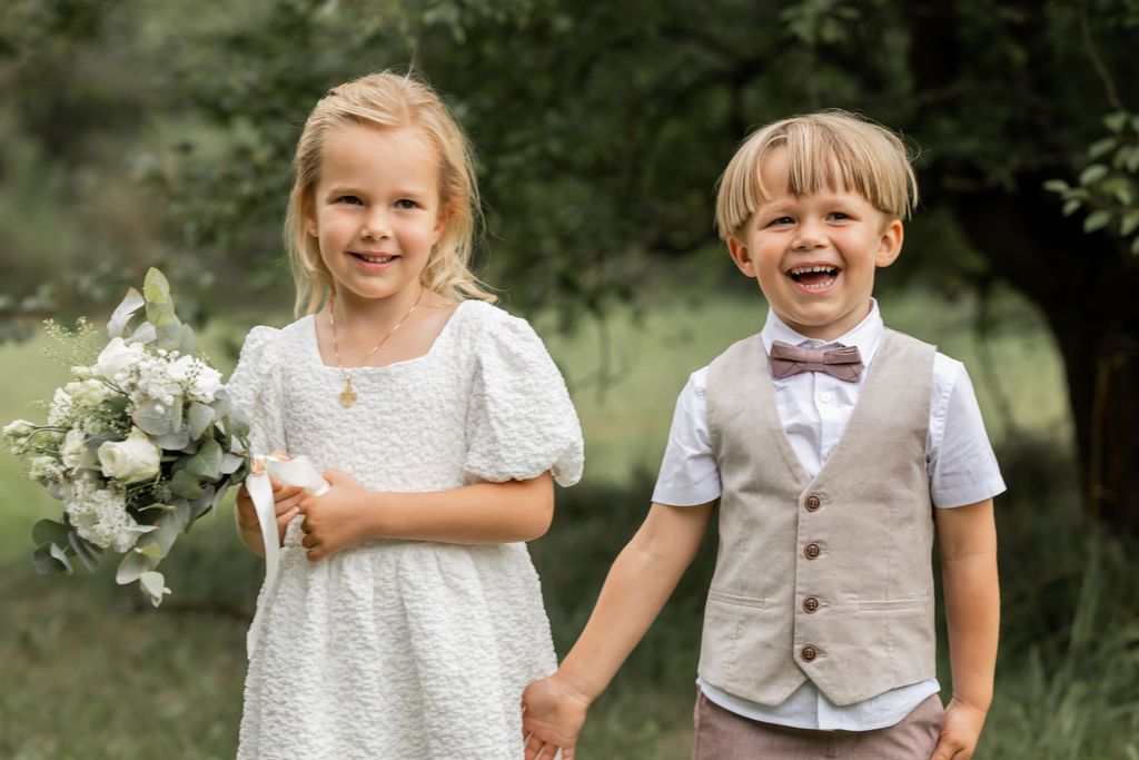 Familie og børn under bryllup i Midtjylland, naturlig fotografering