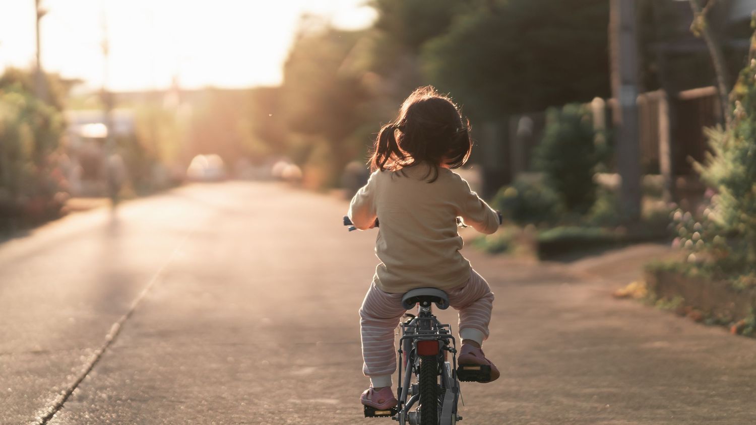 Edmonton family photographer for maternity, newborn, baby, and lifestyle family photography.