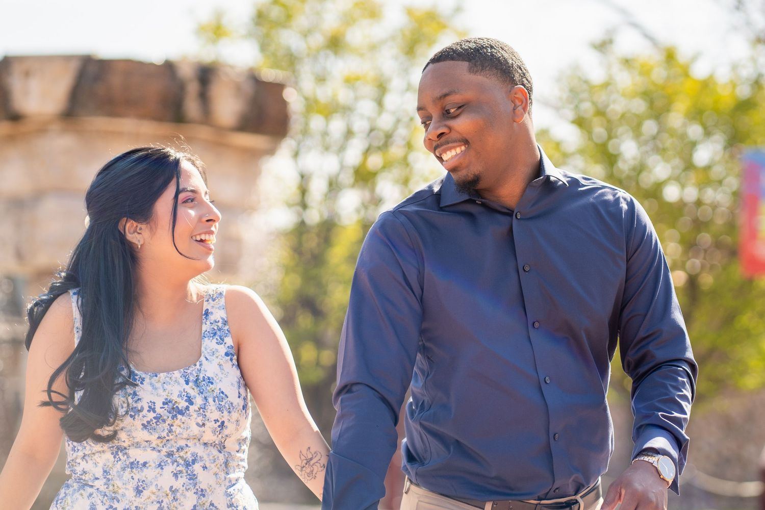 A couple laughs together during an outdoor photo session.