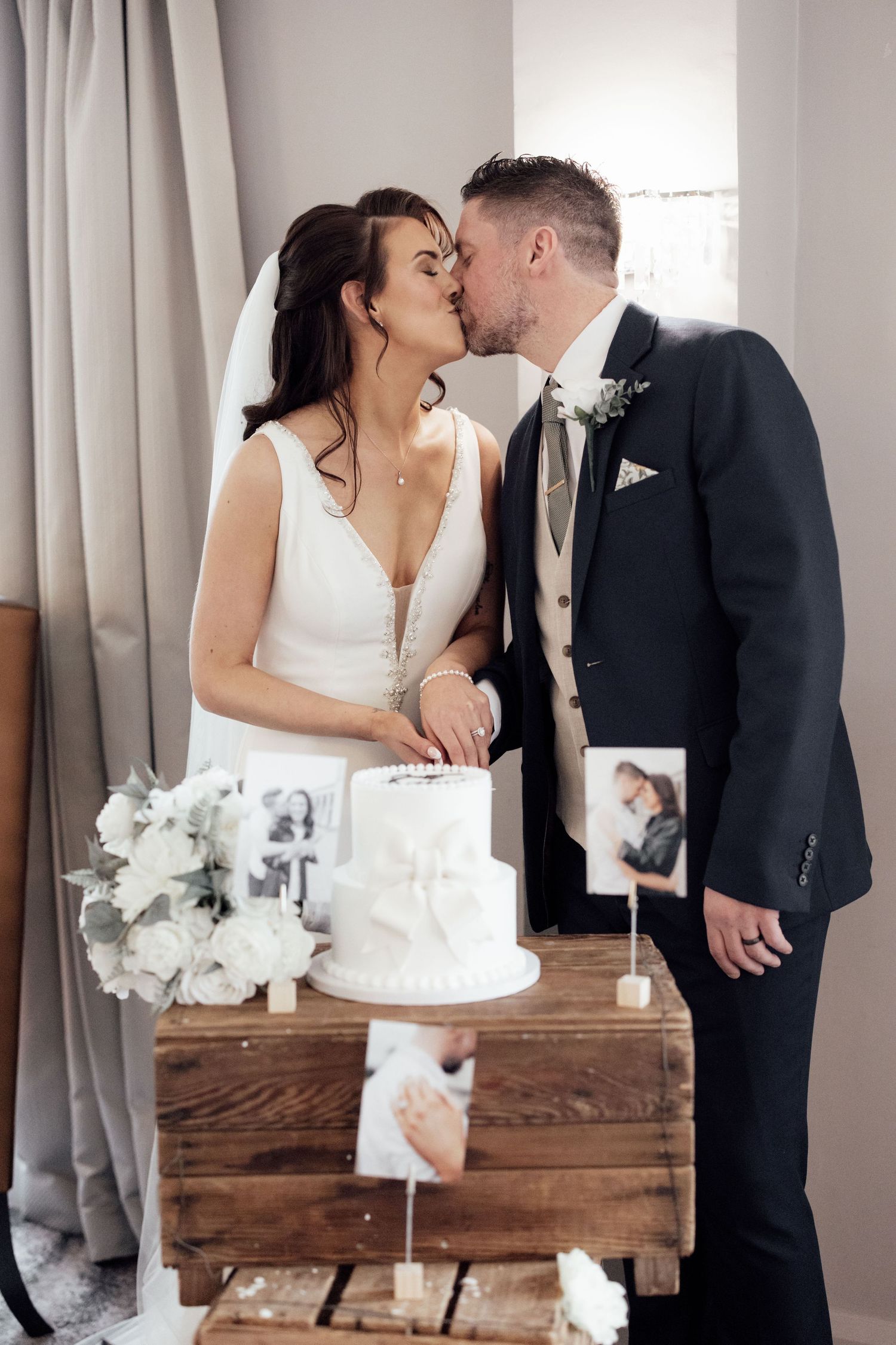 wedding cake cutting