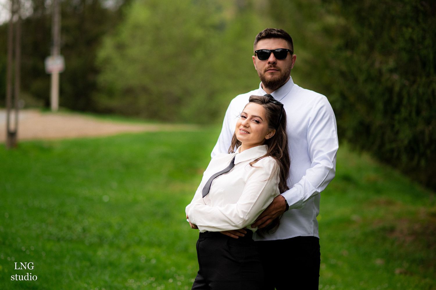 Romantic couples photography session in a natural green setting.