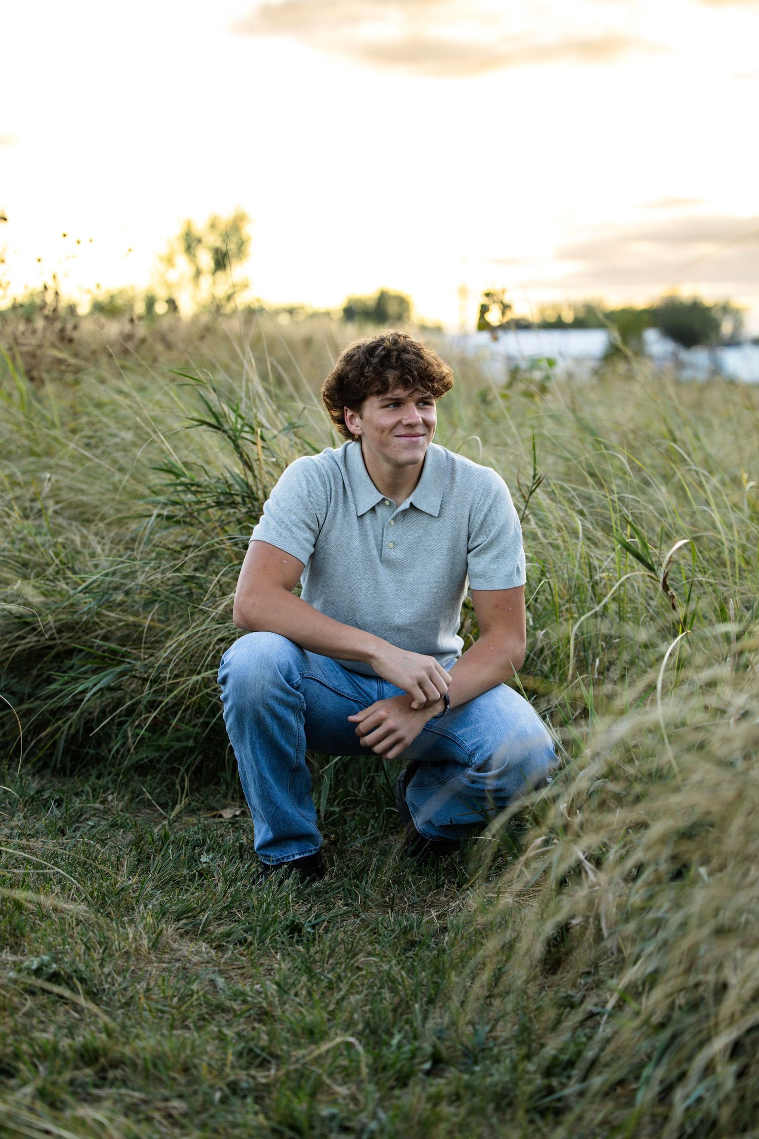 boy senior picture, sunset, squatting