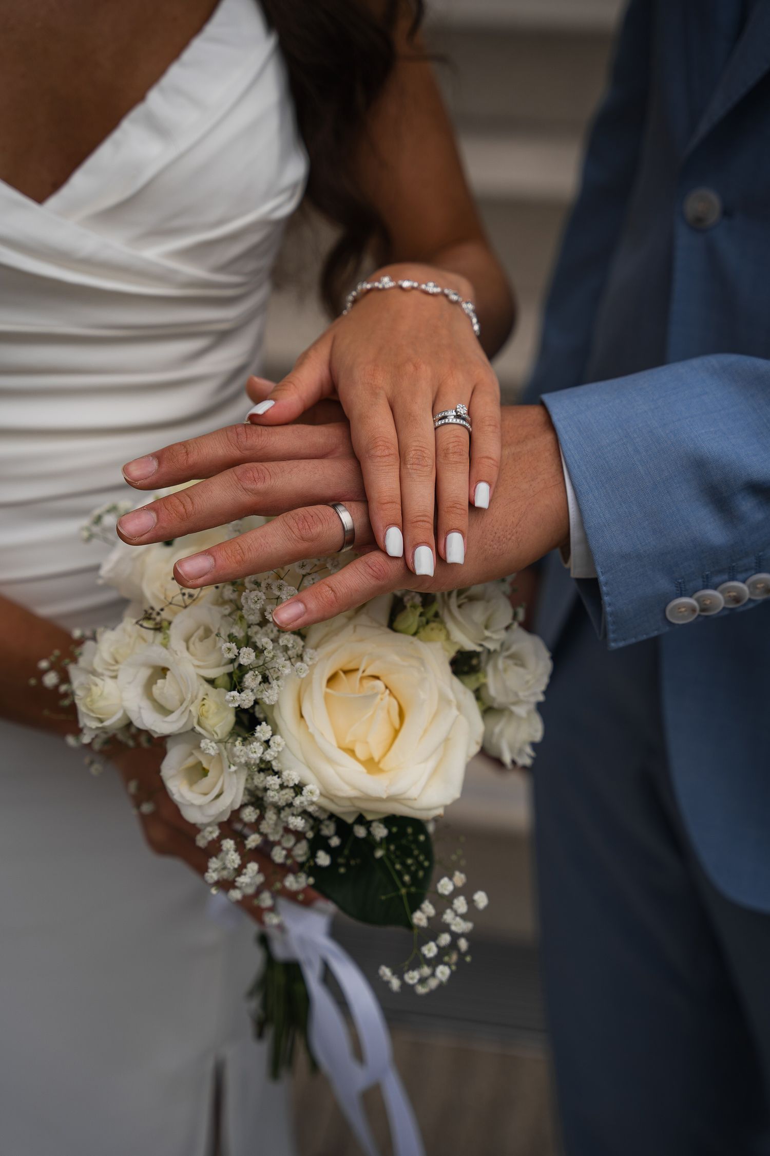 Eheringe in der Hand des Brautpaares, symbolisieren ihre Liebe