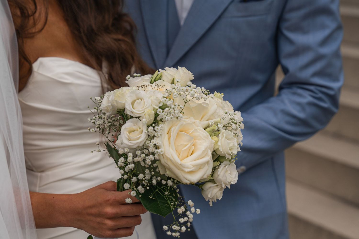 Detailaufnahme von Hochzeitsdeko und Blumen