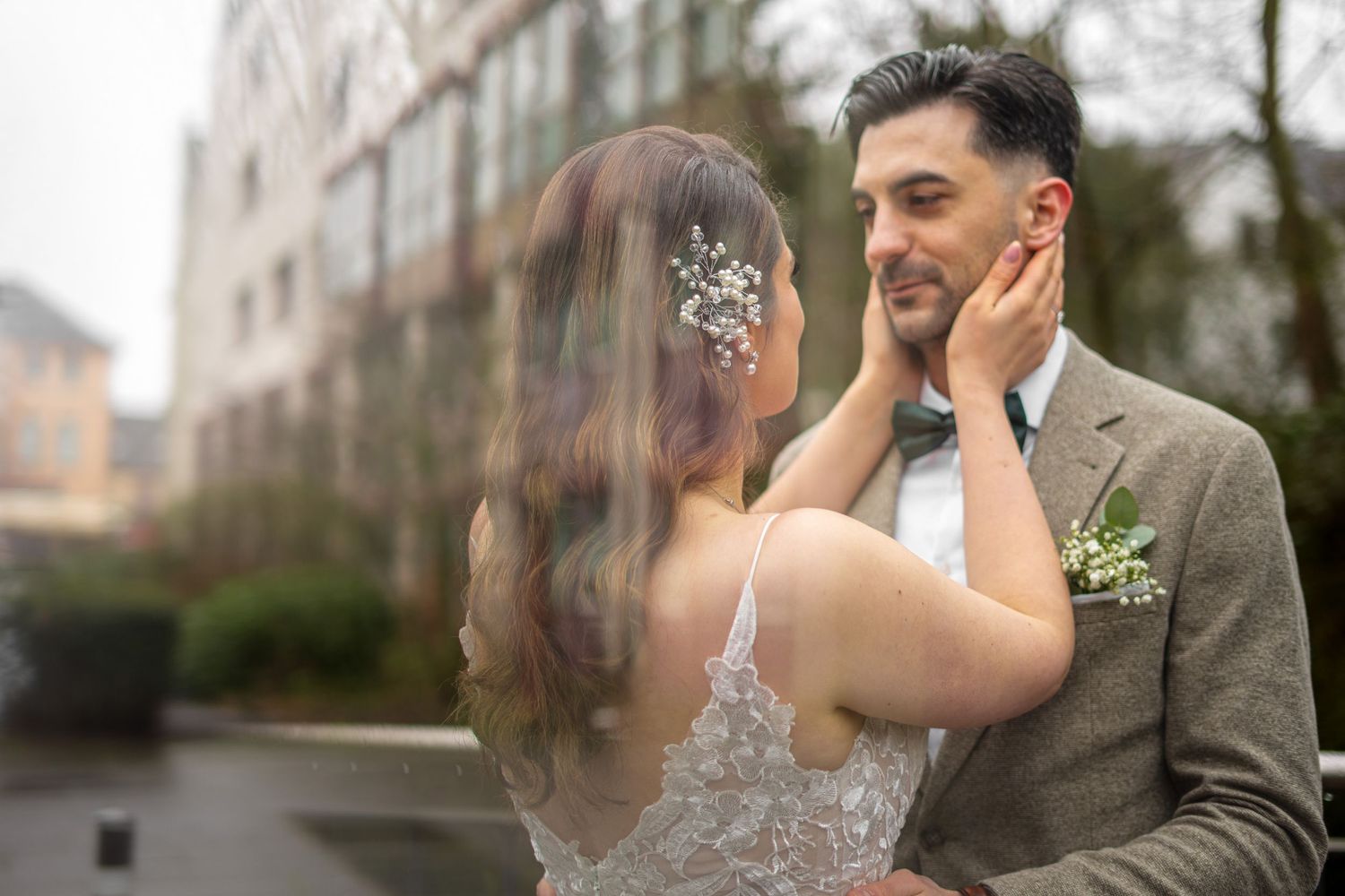 Romantischer Moment zwischen Braut und Bräutigam