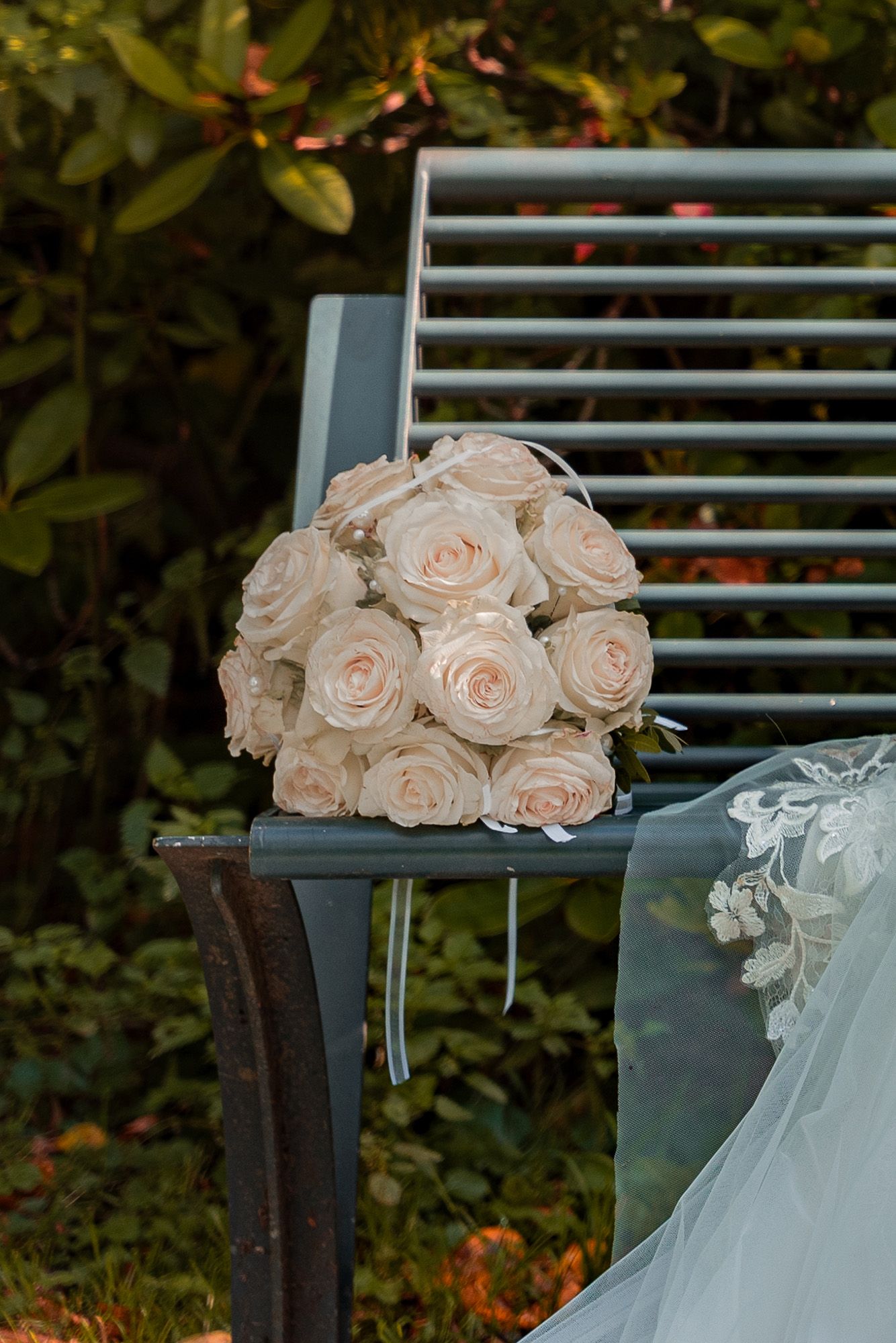 Detailaufnahme von Hochzeitsdeko und Blumen