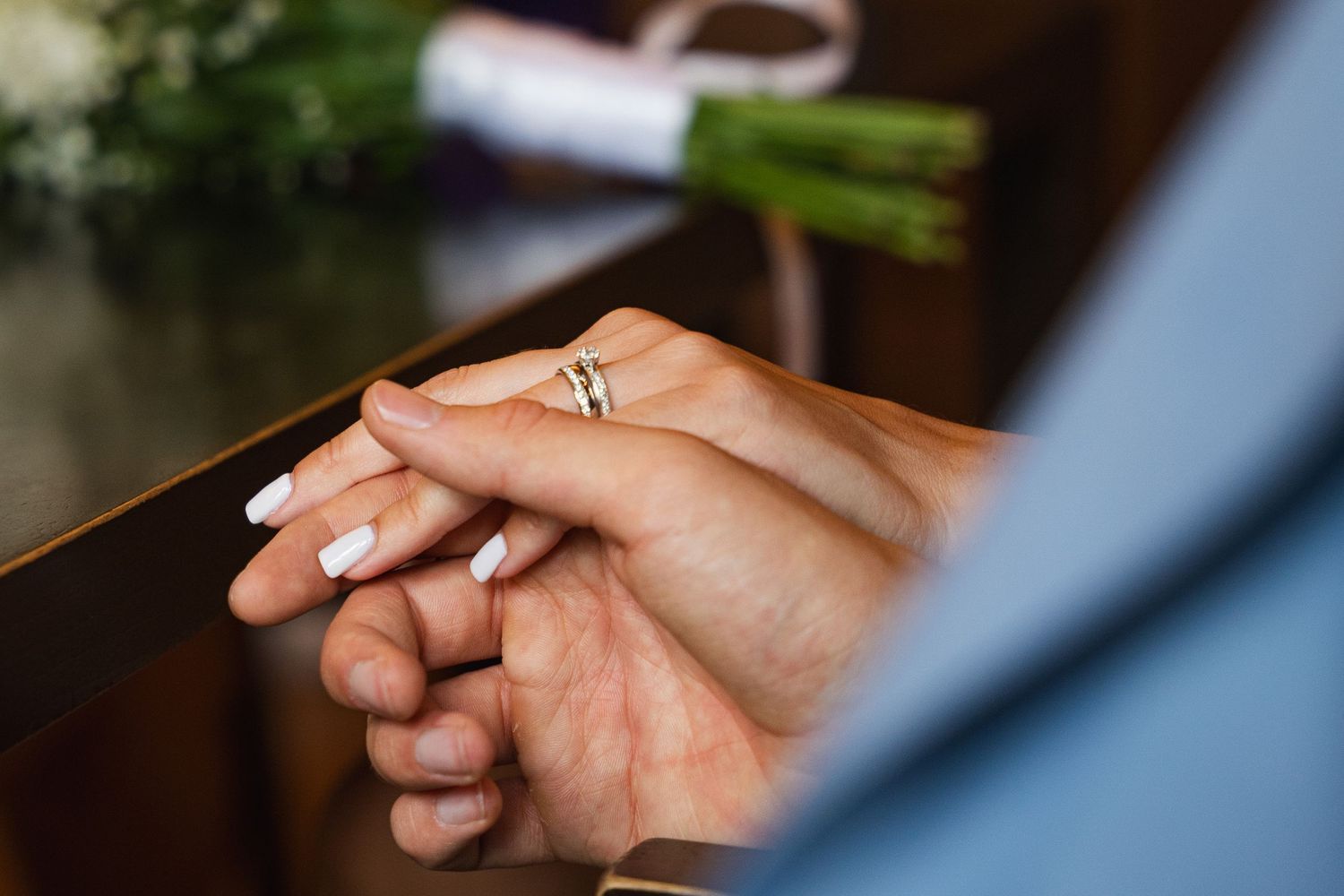 Eheringe in der Hand des Brautpaares, symbolisieren ihre Liebe