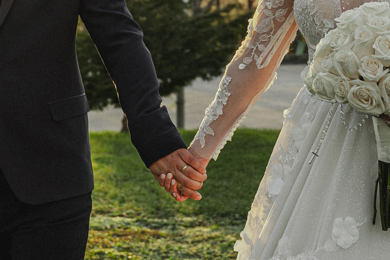 Eheringe in der Hand des Brautpaares, symbolisieren ihre Liebe