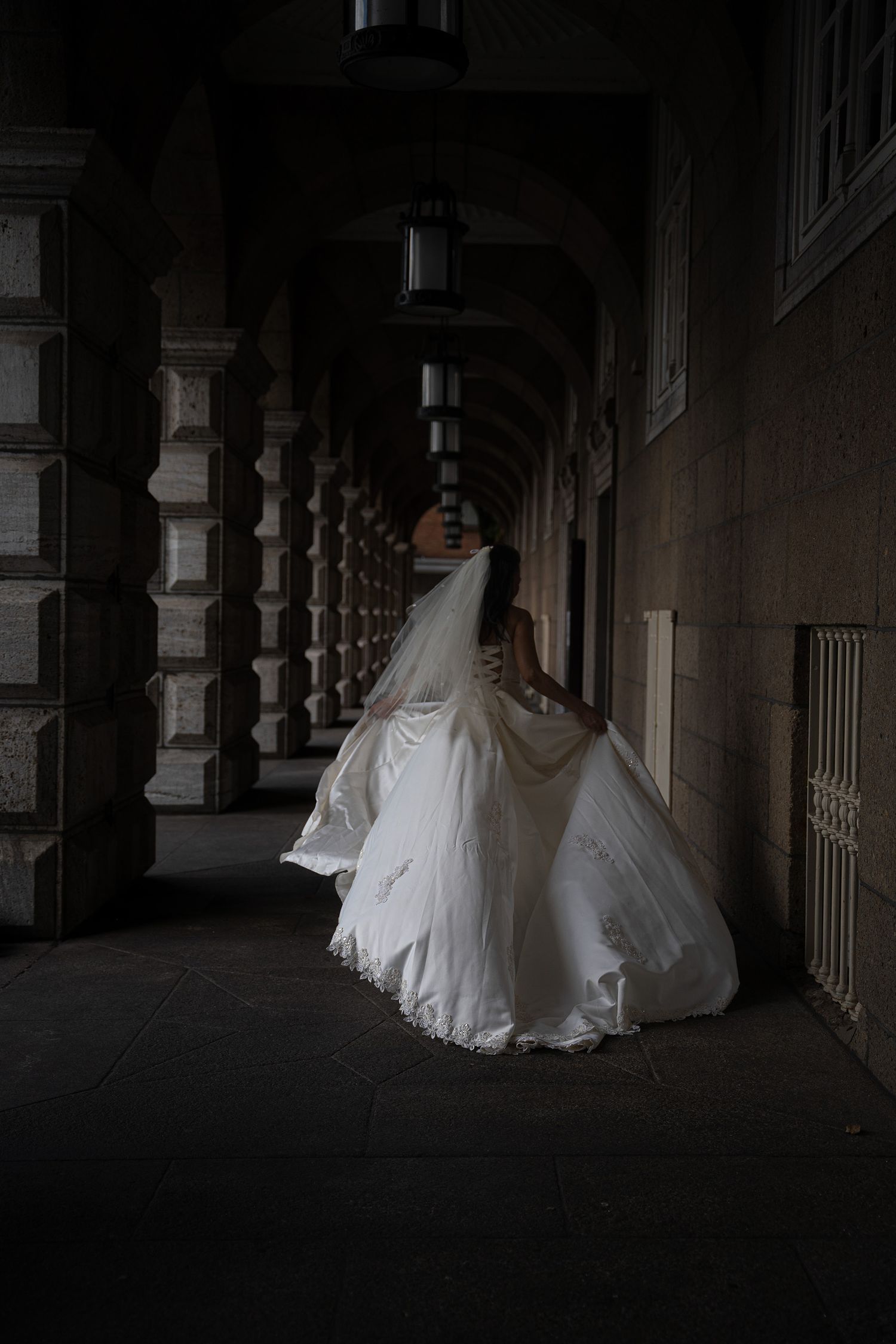 Braut in ihrem Hochzeitskleid