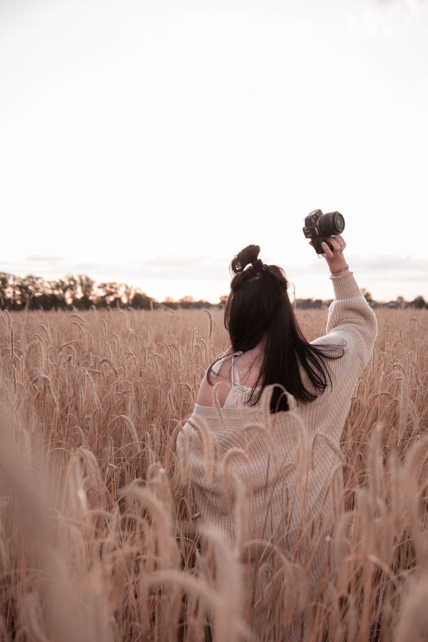 Mentor en fotograaf bespreken instellingen en lichtgebruik tijdens shoot
Fotograaf krijgt direct feedback terwijl ze aan het werk is