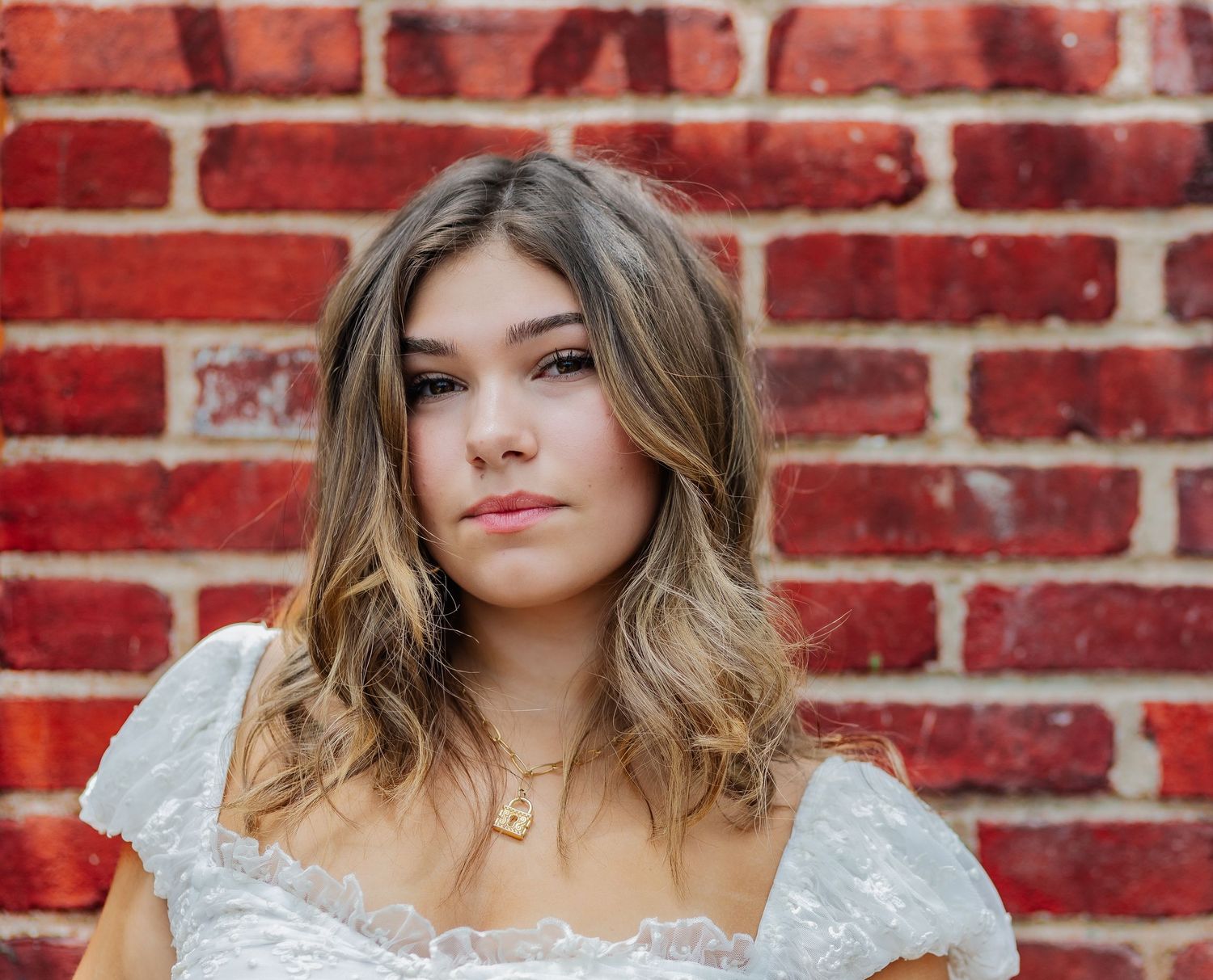 Her senior year deserves portraits this perfect — clean colors, beautiful posing, and memories captured forever