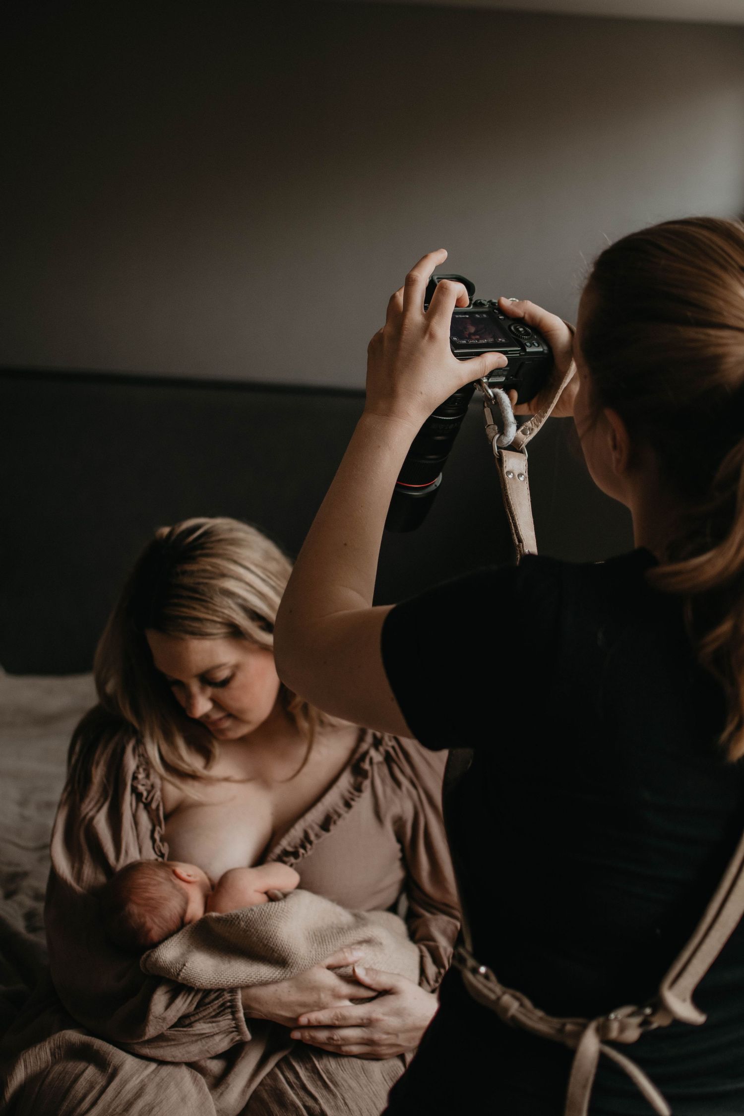 fotograaf demi wesselius tijdens newbornshoot