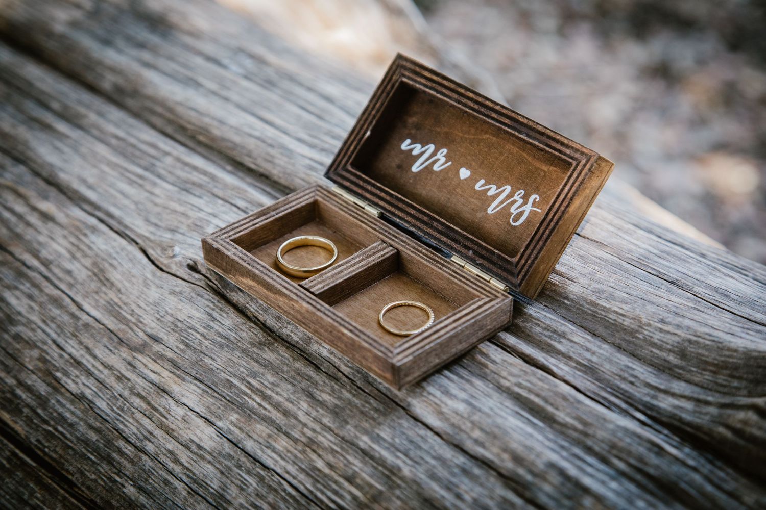alliances des mariés préparatifs de la mariée photographiés par Niki Studio photographe de mariage et portrait à Aubagne