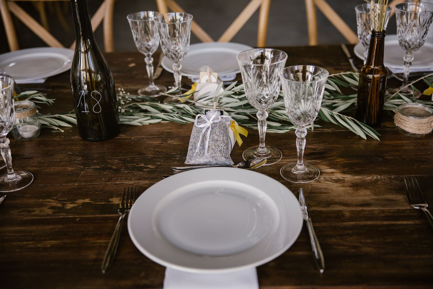 assiette sur table des mariés photographiés par Niki Studio photographe de mariage et portrait à Aubagne en Provence
