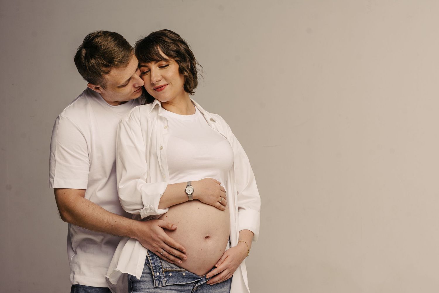 Maternity photography in studio by Anastasia Sokyrka | Portrait photographer based in Saigon, Vietnam
