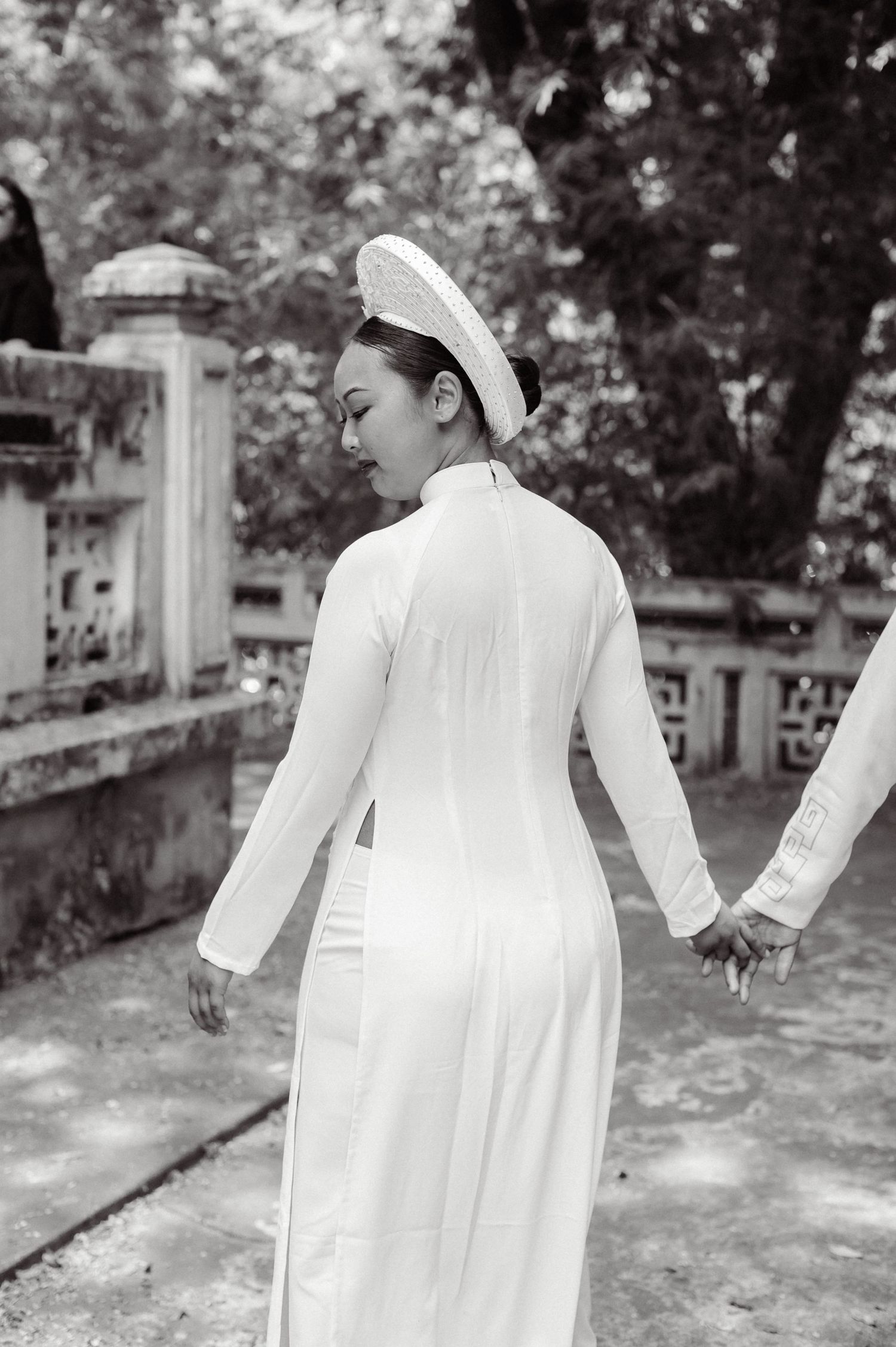 Couple photography in Ao Dai by Anastasia Sokyrka | Portrait photographer based in Saigon, Vietnam