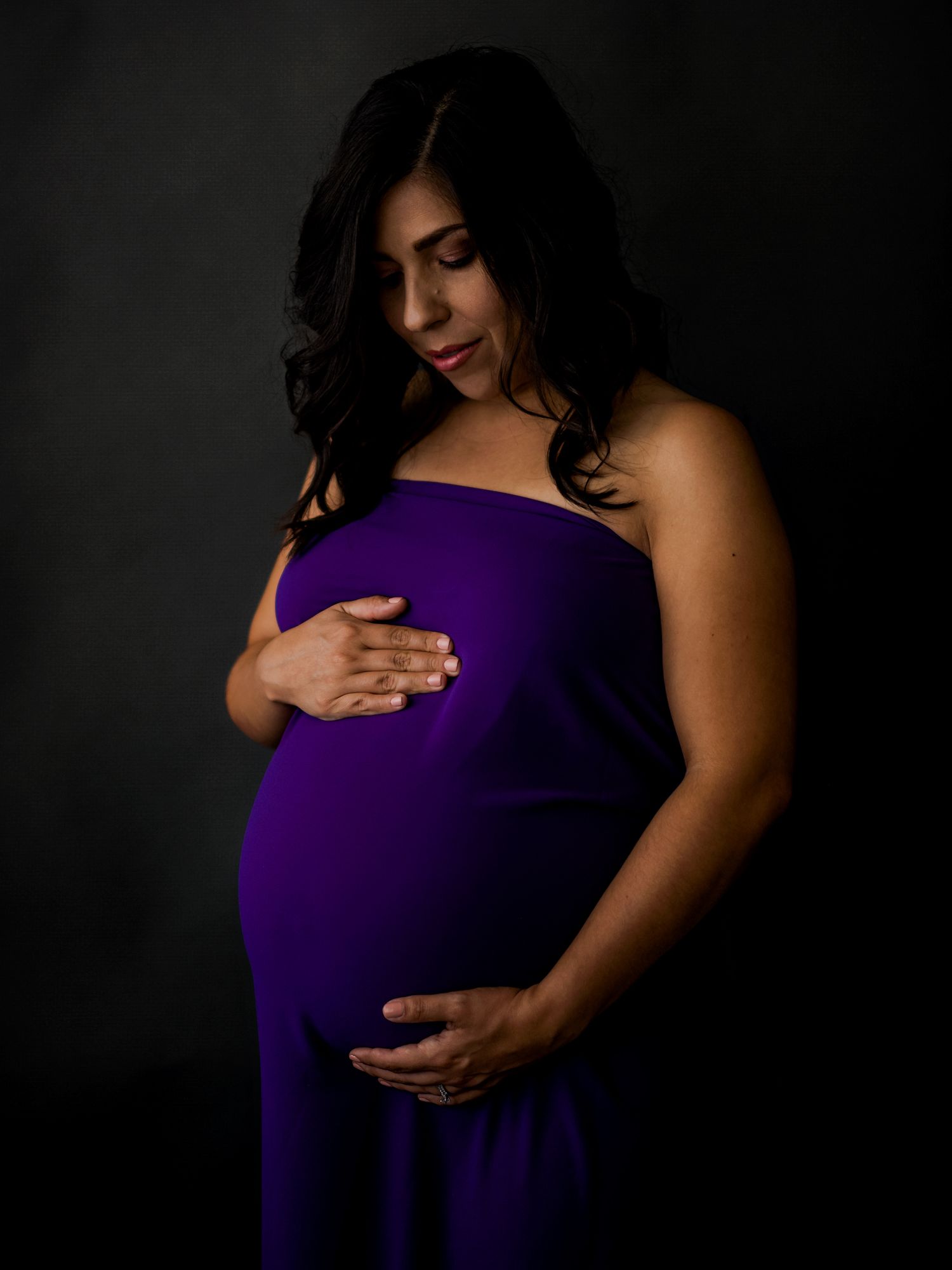 Celebrate your pregnancy with our professional maternity photography services in San Fernando Valley. Contact us today t