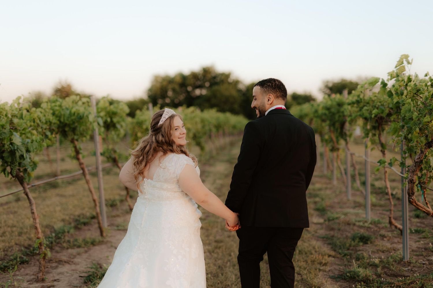 capitol view winery, vineyard nebraska, vineyard wedding photos, vineyard wedding, nebraska winery, nebraska vineyard, l